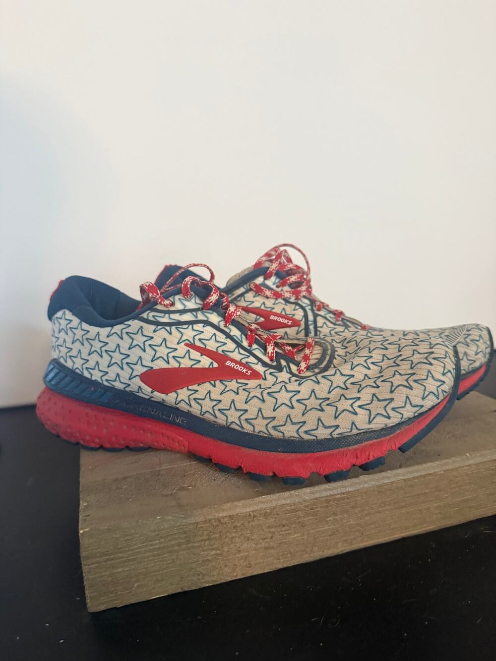 Brooks Adrenaline GTS 20 Run USA Patriotic Women’s 8.5